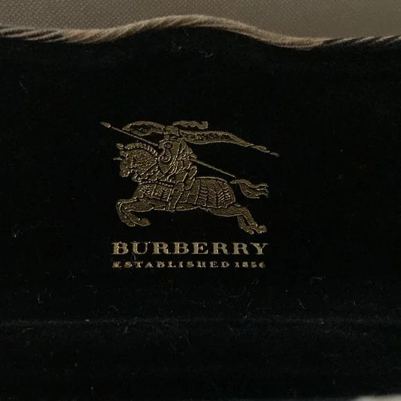 - Burberry Clam Glasses Case NEW With Box - Picture 3 of 9